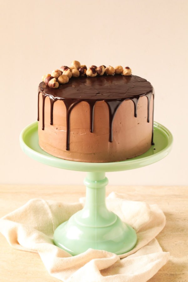 Torta de chocolate, maracuyá y praliné