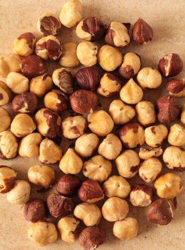 Torta de chocolate, maracuyá y avellanas