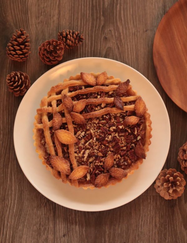 Pie de peras, nueces y caramelo