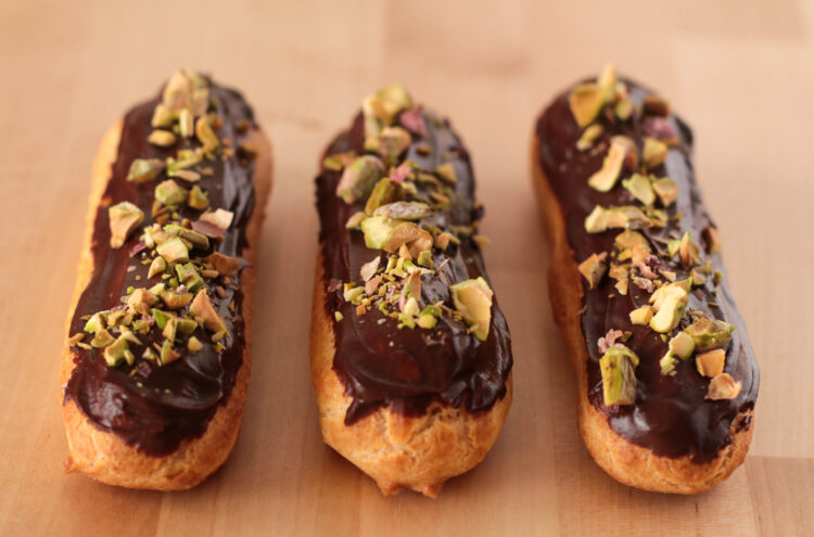 Éclairs de Chocolate y Pistachos