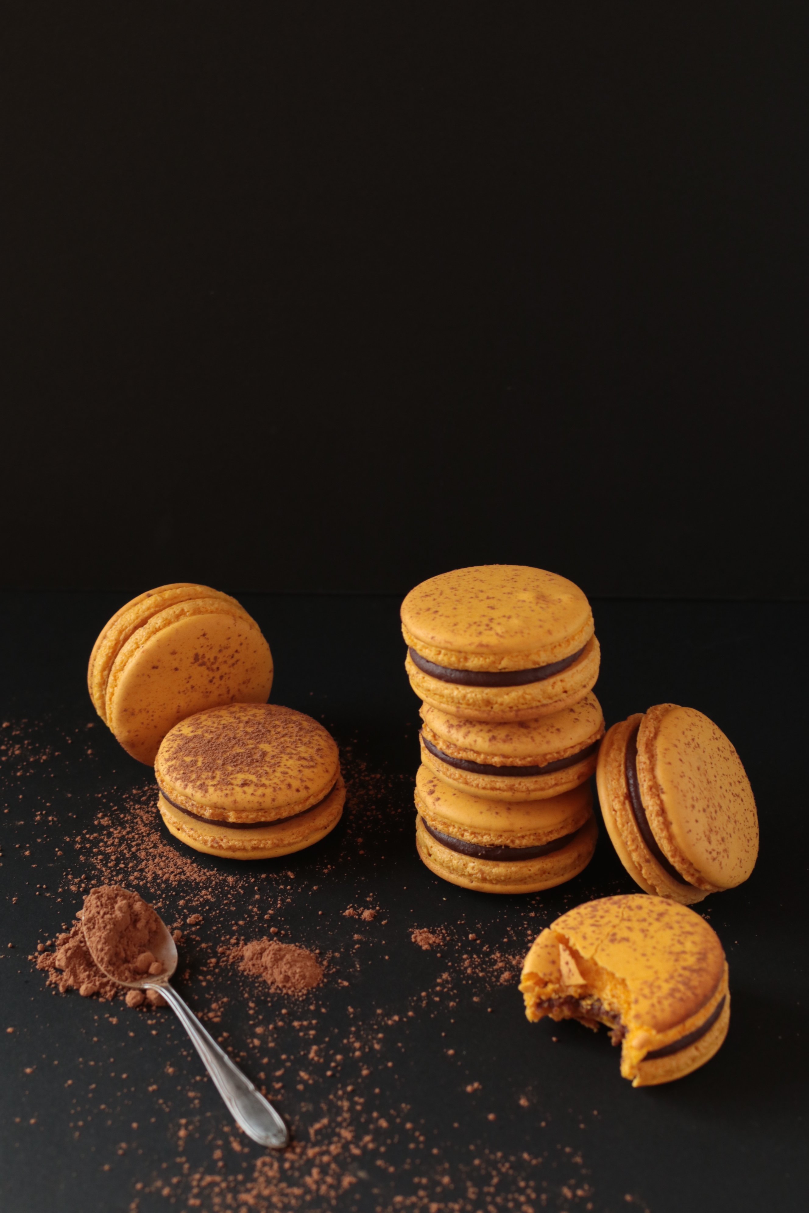 Macarones chocolate y maracuyá