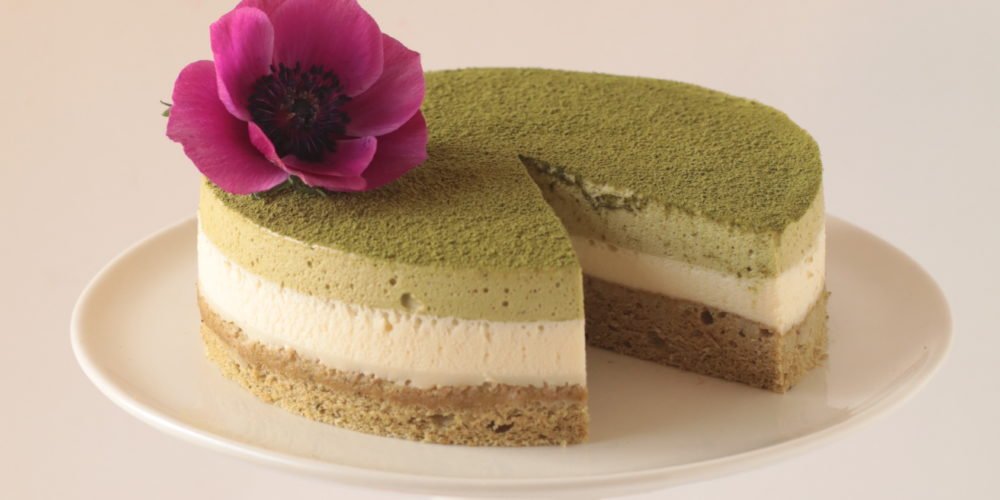 Torta de té verde (matcha) y mousse de chocolate blanco