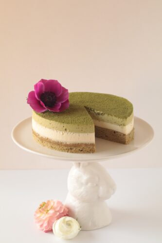 Torta de té verde (matcha) y mousse de chocolate blanco