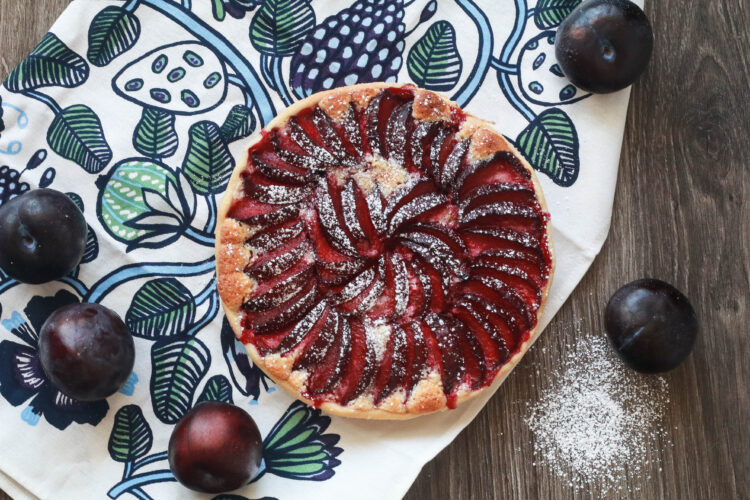 Tarta de ciruelas y almendras