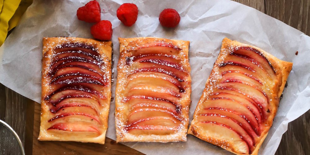 Pastelitos de hojaldre y duraznos