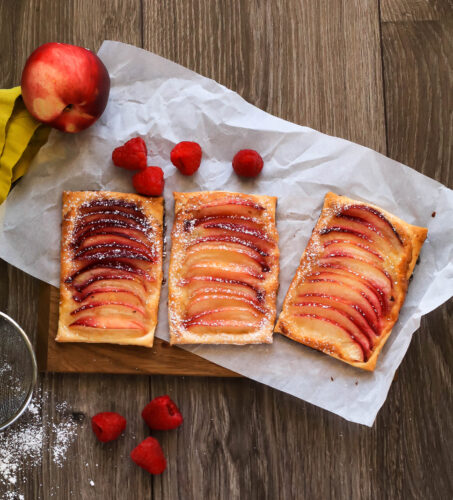 Pastelitos de hojaldre y duraznos