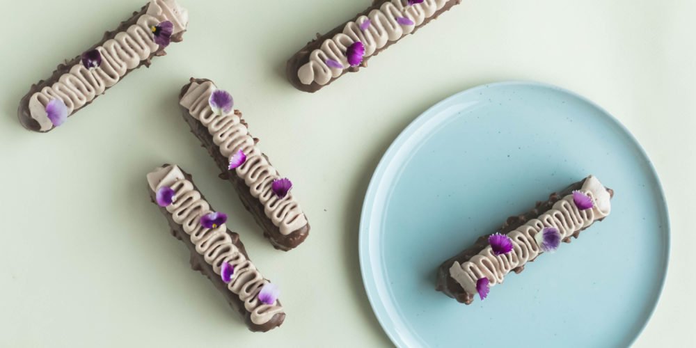 Éclairs de mousse de frambuesas y chocolate