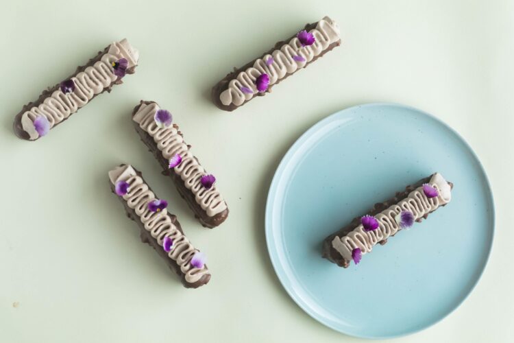 Éclairs de mousse de frambuesas y chocolate