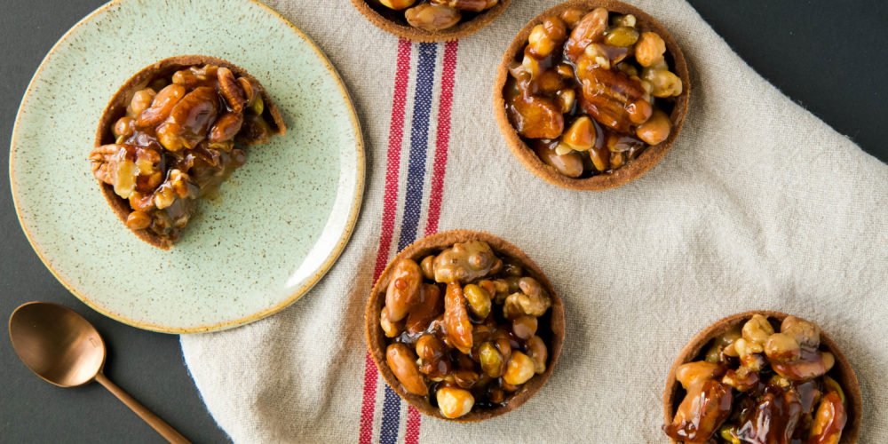 Dried fruits and caramel tarts