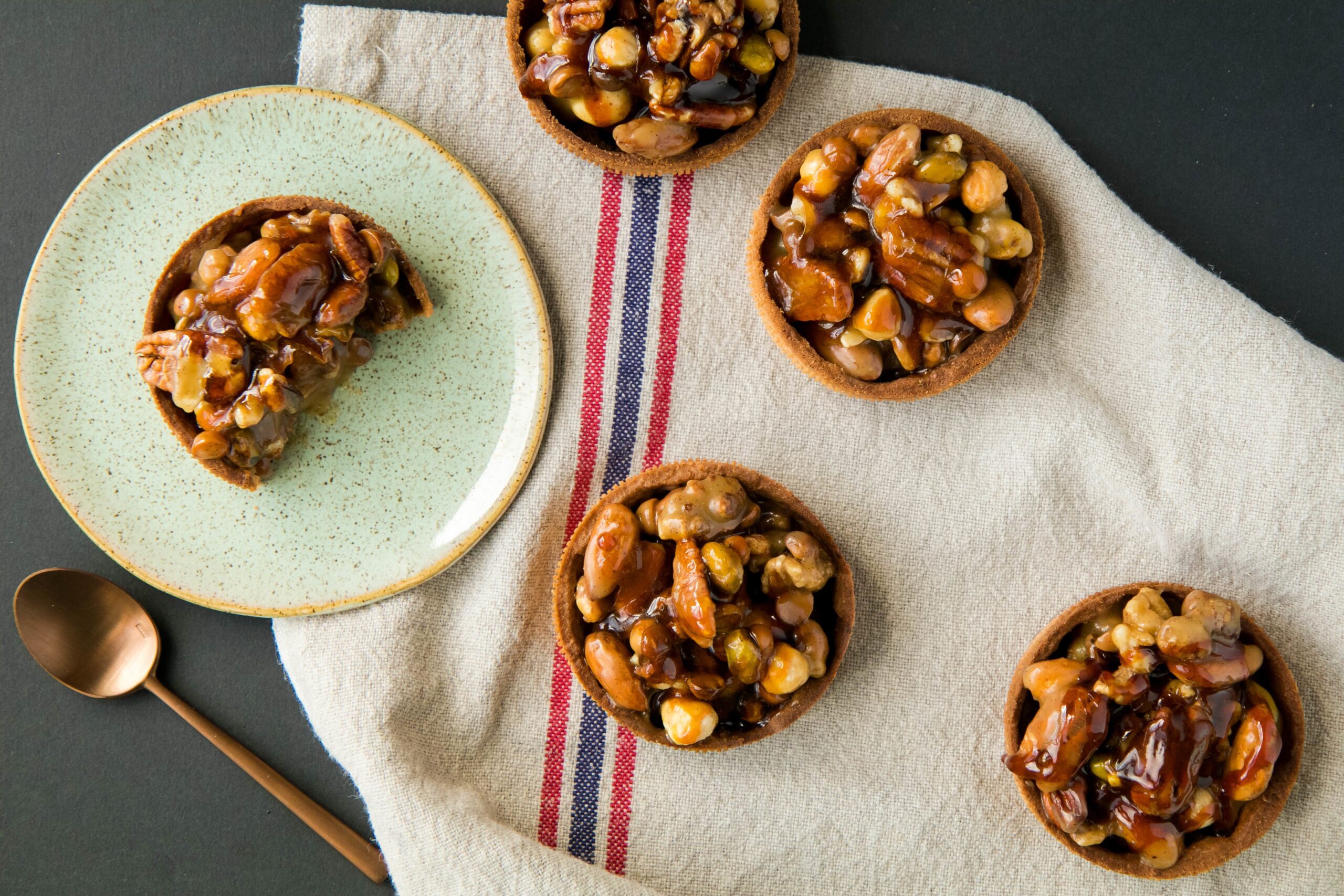 Dried fruits and caramel tarts