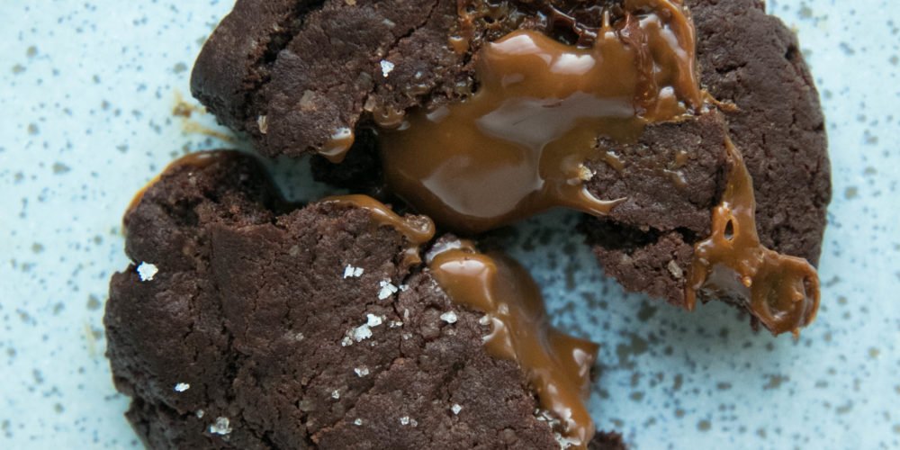 Chocolate cookies filled with dulce de leche