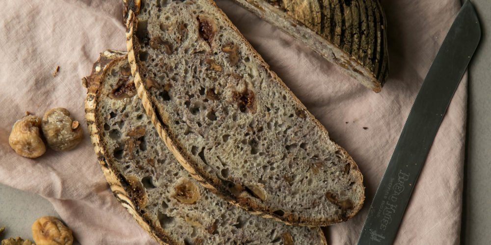 Pan de masa madre con higos y nueces