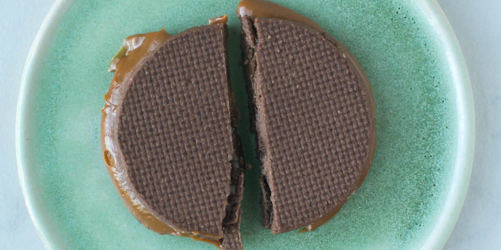 Alfajores de chocolate, manjar y gianduja